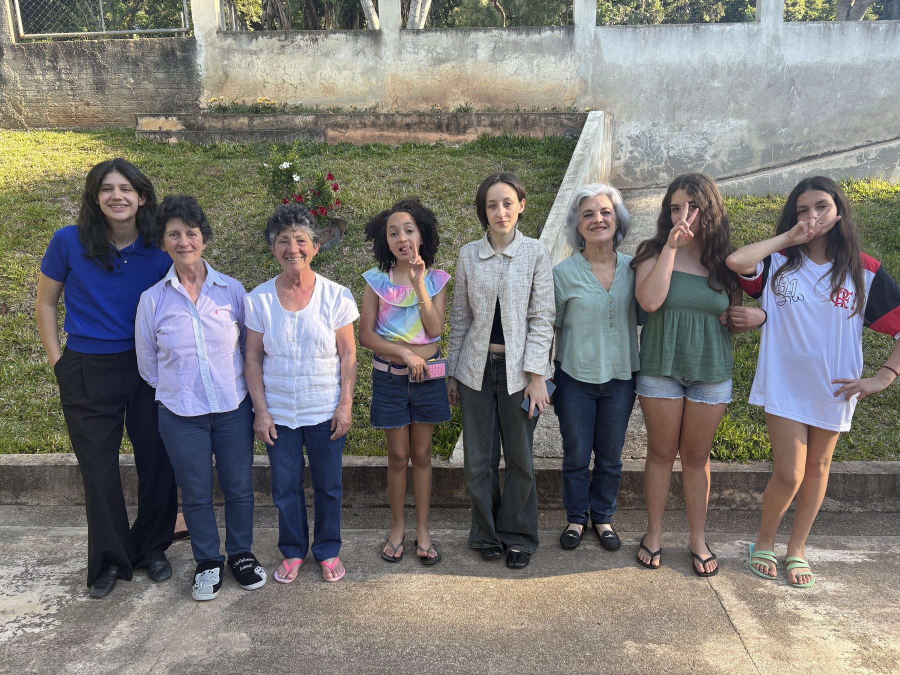 Participantes da oficina do Projeto Germinar reunidas em frente a um jardim